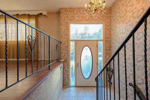 Entry Way - 2703 E Thurston Ave, Spokane, WA 99223 photo 1 of 1