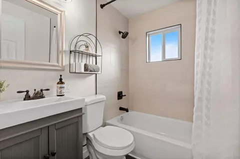 Bath - 712 Everett Ave, Spokane, WA 99207 photo 1 of 1