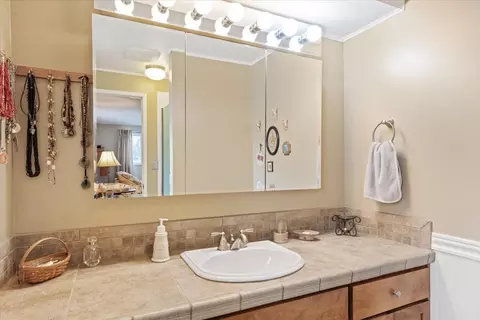 Bath - 1225 E Burk Rd, Colbert, WA 99005 photo 3 of 4