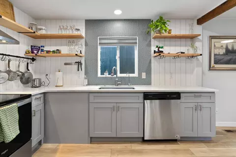 Kitchen - 9721 E 4th Ave, Spokane Valley, WA 99212 photo 3 of 4