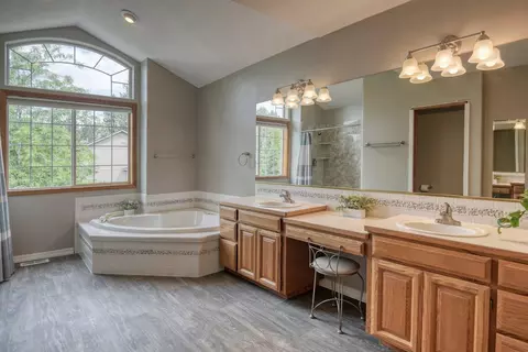 Bath - 904 E Blackhawk Dr, Spokane, WA 99208 photo 2 of 3