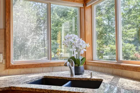 Kitchen - 904 E Blackhawk Dr, Spokane, WA 99208 photo 4 of 6