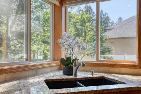 Kitchen - 904 E Blackhawk Dr, Spokane, WA 99208 photo 5 of 6