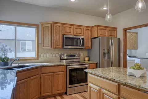 Kitchen - 904 E Blackhawk Dr, Spokane, WA 99208 photo 3 of 6