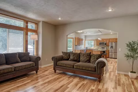 Living - 904 E Blackhawk Dr, Spokane, WA 99208 photo 2 of 7