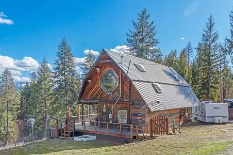 3599 Hill Loop Rd, Kettle Falls, WA 99141