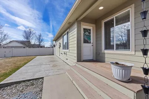Exterior - 1702 E Vanetta Ave, Spokane, WA 99217 photo 3 of 5