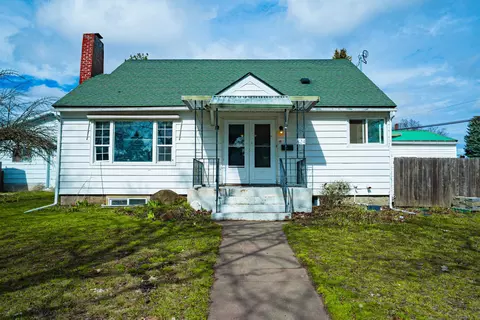 824 6th St, Cheney, WA 99004