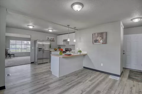 Entry Way - 1223 E Hoffman Ave, Spokane, WA 99207 photo 1 of 2