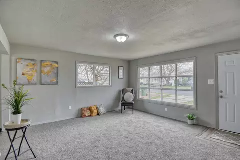 Living - 1223 E Hoffman Ave, Spokane, WA 99207 photo 2 of 8