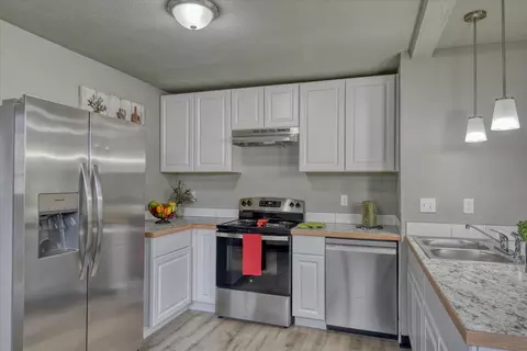 Kitchen - 1223 E Hoffman Ave, Spokane, WA 99207 photo 2 of 4