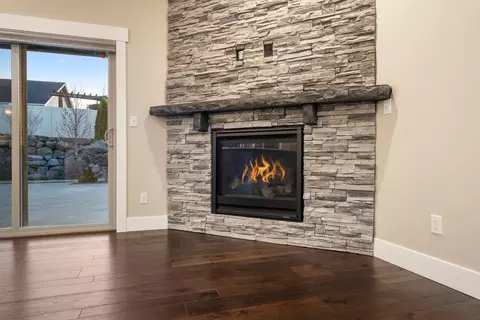 Living - 5004 E 42nd Ave, Spokane, WA 99223 photo 2 of 4
