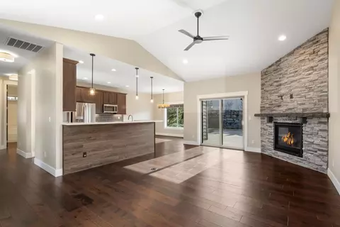 Living - 5004 E 42nd Ave, Spokane, WA 99223 photo 1 of 4