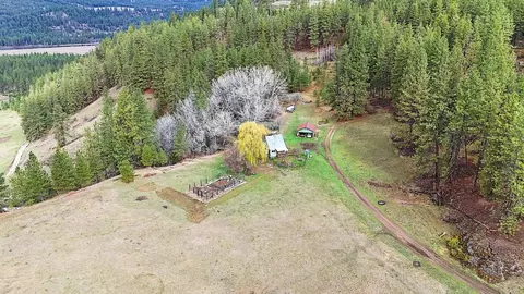 3434 G Rockcut Rd, Kettle Falls, WA 99141