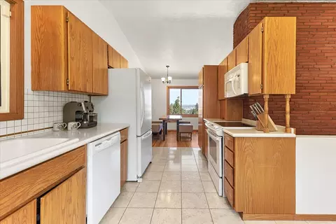 Kitchen - 3519 E 16th Ave, Spokane, WA 99223 photo 3 of 5