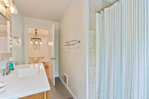 Bath - 2017 E 14th Ave, Spokane, WA 99202 photo 1 of 2