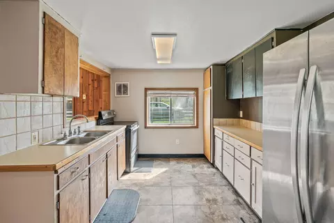 Kitchen - 7205 E 4th Ave, Spokane Valley, WA 99212 photo 2 of 2
