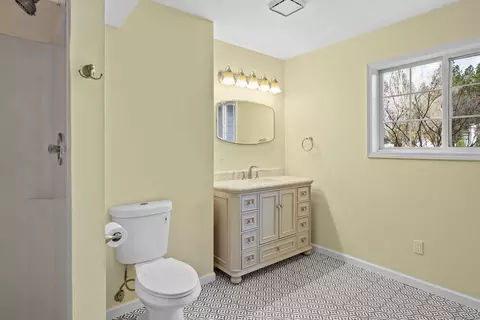 Bath - 326 E Piper Glen Ct, Colbert, WA 99005 photo 1 of 4