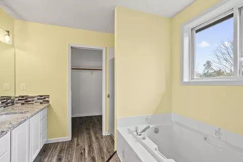 Bath - 326 E Piper Glen Ct, Colbert, WA 99005 photo 2 of 4
