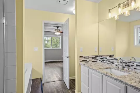 Bath - 326 E Piper Glen Ct, Colbert, WA 99005 photo 3 of 4