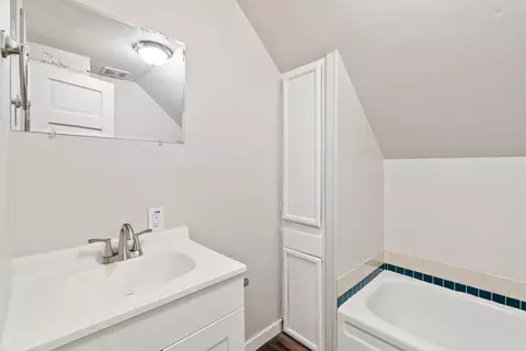 Bath - 2414 W Sharp Ave, Spokane, WA 99201 photo 2 of 2