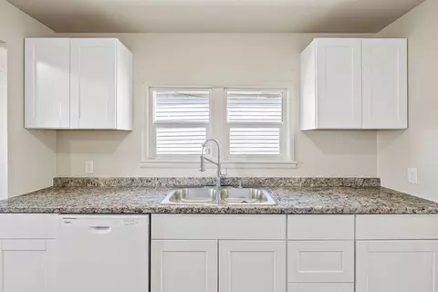 Kitchen - 2414 W Sharp Ave, Spokane, WA 99201 photo 2 of 2