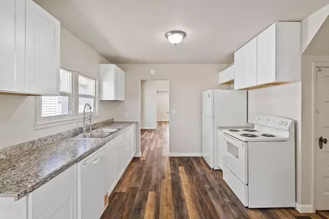 Entry Way - 2414 W Sharp Ave, Spokane, WA 99201 photo 2 of 3