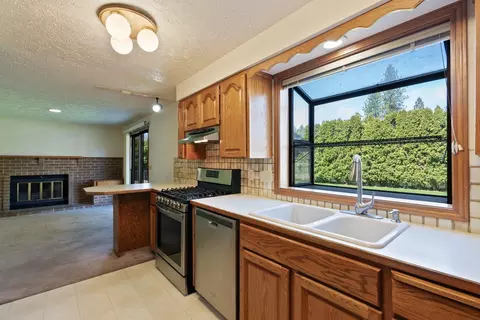 Kitchen - 11007 E 27th Ave, Spokane Valley, WA 99206 photo 3 of 4