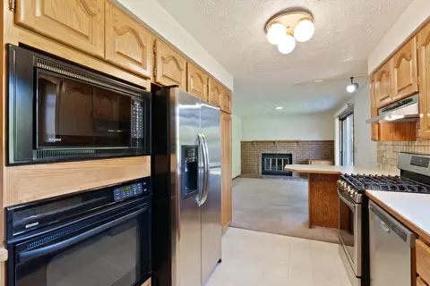 Kitchen - 11007 E 27th Ave, Spokane Valley, WA 99206 photo 4 of 4