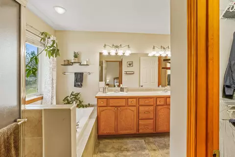 Bath - 16516 N Fairview Rd, Colbert, WA 99005 photo 2 of 3