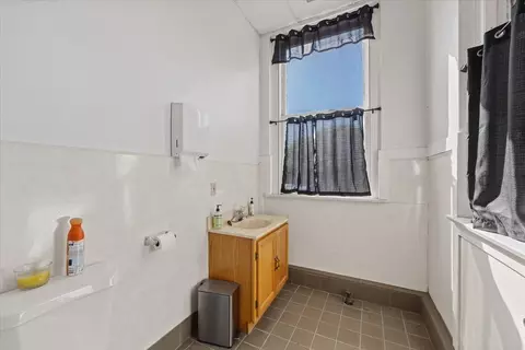 Bath - 5634 E Commerce Ave, Spokane, WA 99207 photo 2 of 3