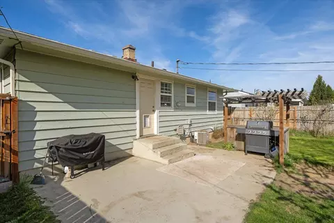 Exterior - 816 E Decatur Ave, Spokane, WA 99208 photo 4 of 17