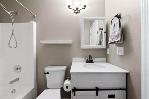 Bath - 4015 E 34th Ave, Spokane, WA 99223 photo 2 of 3