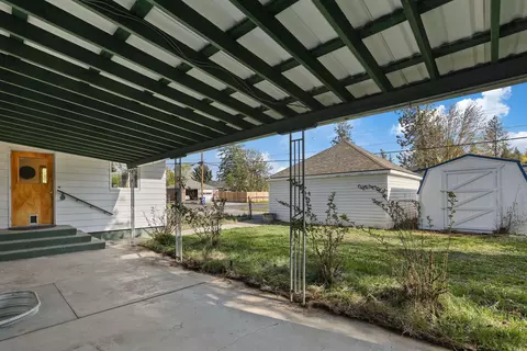 Exterior - 958 E 38th Ave, Spokane, WA 99203 photo 3 of 4
