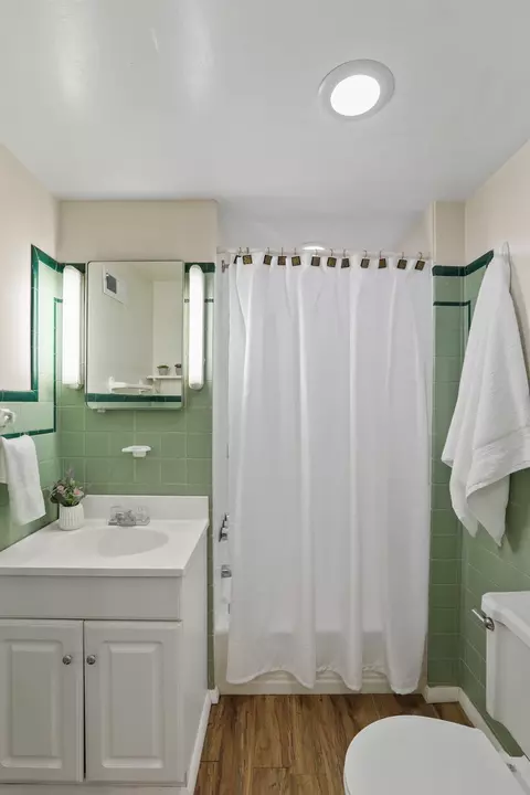 Bath - 958 E 38th Ave, Spokane, WA 99203 photo 2 of 2