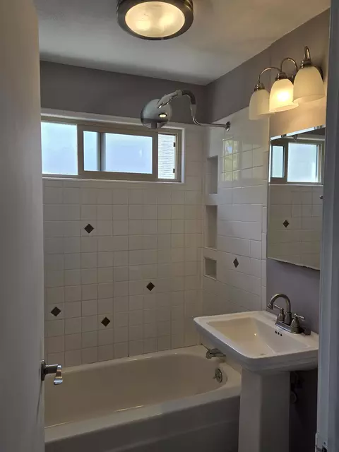 Bath - 702 E Bismark Ave, Spokane, WA 99208 photo 1 of 3