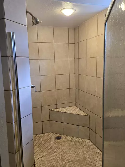 Bath - 702 E Bismark Ave, Spokane, WA 99208 photo 3 of 3