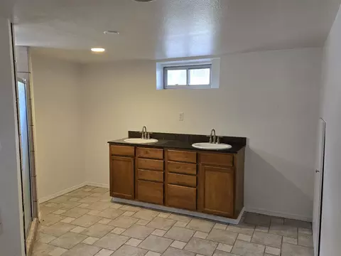Bath - 702 E Bismark Ave, Spokane, WA 99208 photo 2 of 3