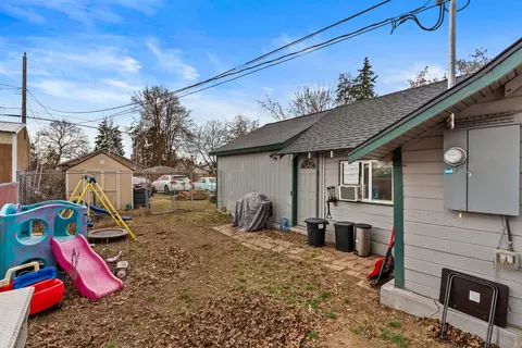 Exterior - 552 E Crown Ave, Spokane, WA 99207 photo 4 of 6
