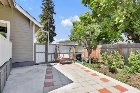 Exterior - 4010 N Walnut St, Spokane, WA 99205 photo 7 of 12