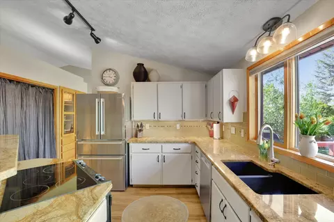 Kitchen - 2219 E 50th Ave, Spokane, WA 99223 photo 3 of 4