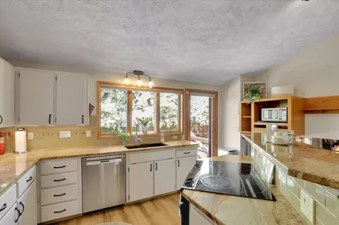 Kitchen - 2219 E 50th Ave, Spokane, WA 99223 photo 2 of 4