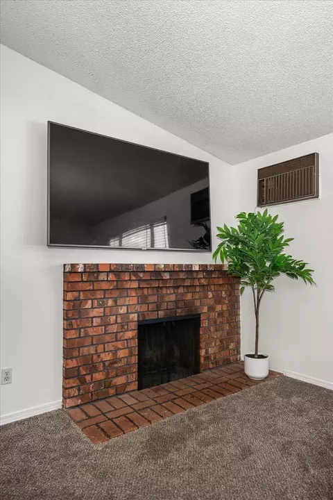 Living - 306 E Weile Ave #3, Spokane, WA 99208 photo 4 of 4