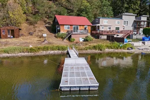 23605 E Beach Ln, Newman Lake, WA 99025