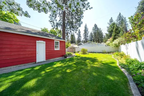 Exterior - 924 E 17th Ave, Spokane, WA 99203 photo 10 of 12