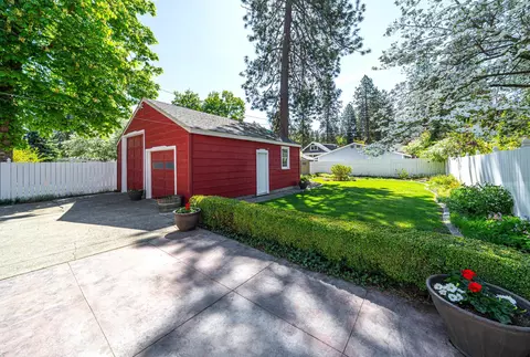 Exterior - 924 E 17th Ave, Spokane, WA 99203 photo 9 of 12