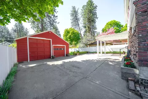 Exterior - 924 E 17th Ave, Spokane, WA 99203 photo 8 of 12