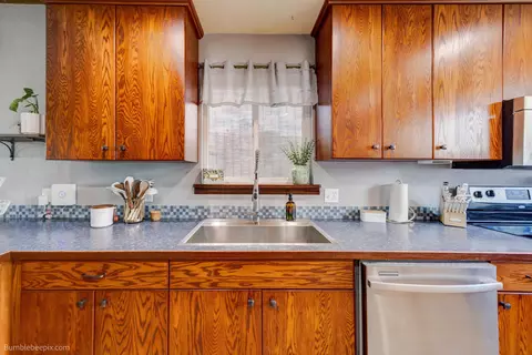 Kitchen - 2117 E Gordon Ave, Spokane, WA 99207 photo 3 of 4