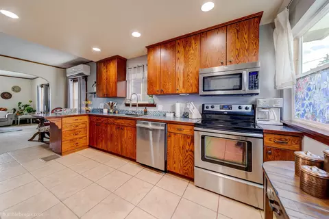 Kitchen - 2117 E Gordon Ave, Spokane, WA 99207 photo 1 of 4