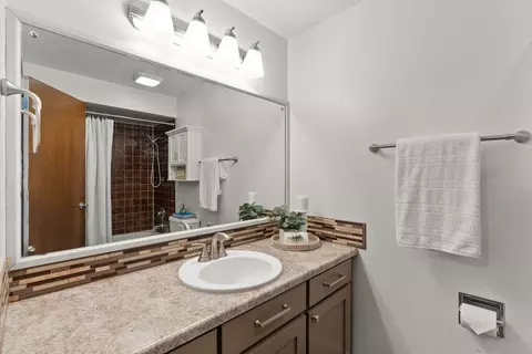 Bath - 527 E Glencrest Dr, Spokane, WA 99208 photo 2 of 3
